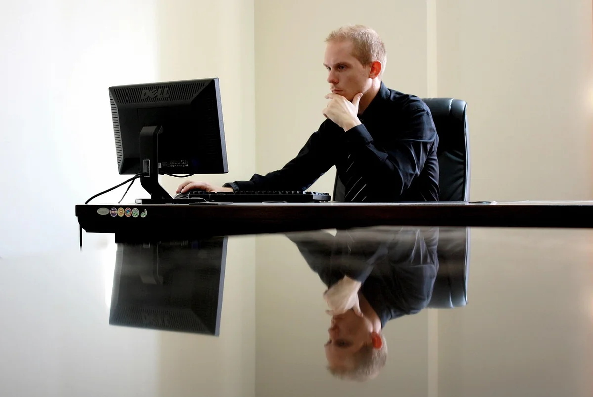 Recruter votre premier salarié : démarches administratives simplifiées en 2026