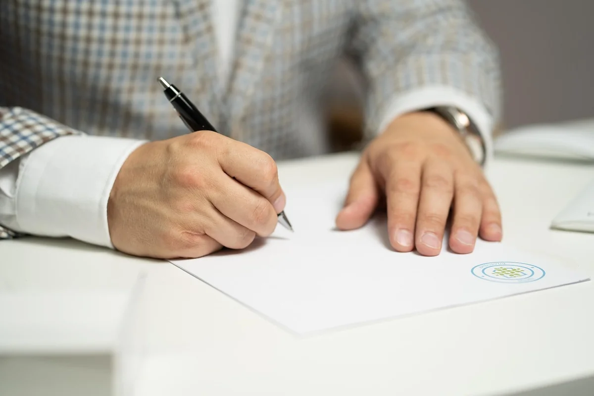 Comment signer en po exemple : guide facile et rapide pour 2026